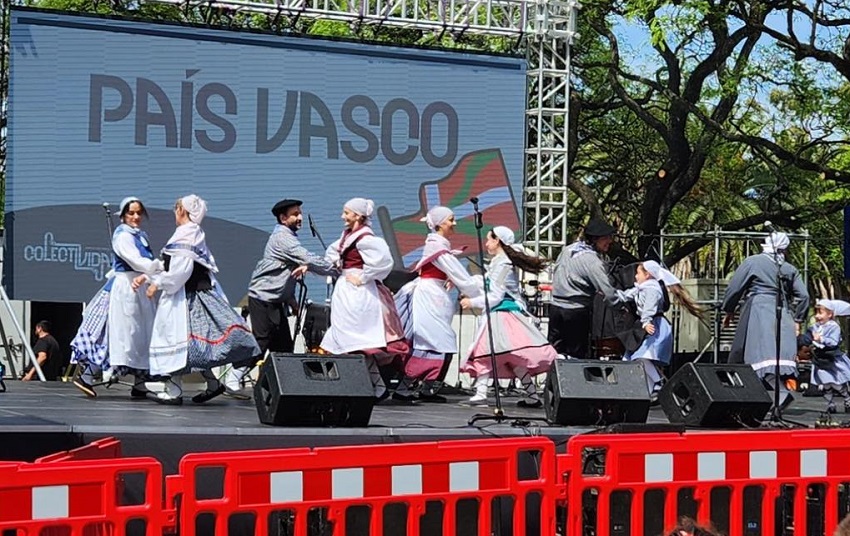 Haize Hegoa y su grupo dantzari Eusko Indarra bailan el pasado domingo en la Feria de las Colectividades del Municipio CH 2024