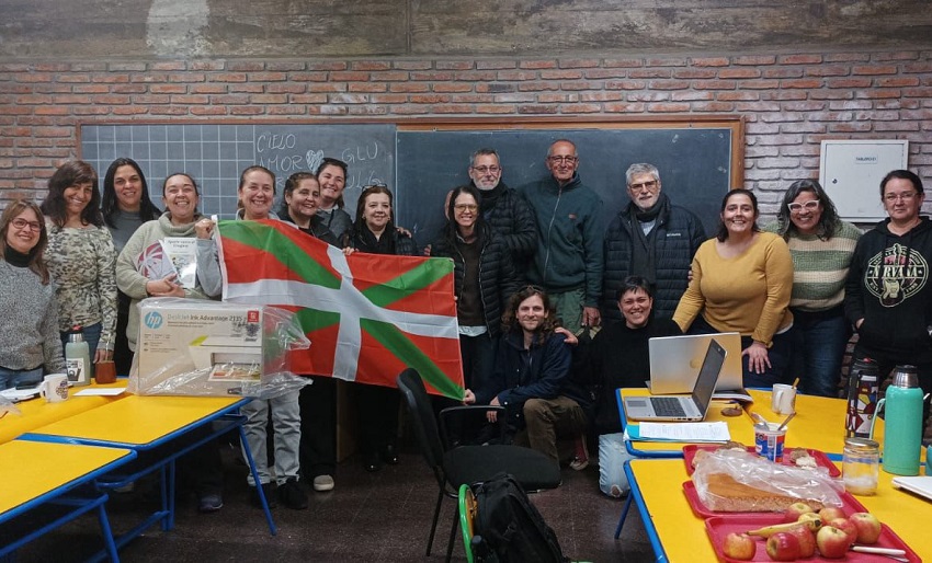 El Centro Euskal Erria celebró haciendo una donación a la Escuela Euskadi. En la foto, la lehendakari Paola Rossano Ampo y Alberto Irigoyen, socio del Centro y responsable de la editorial homónima, junto al personal de la Escuela