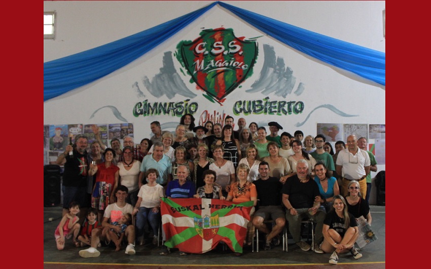 Algunos de los reunidos posaron en esta foto del primer encuentro de la familia Urteaga, en Maggiolo