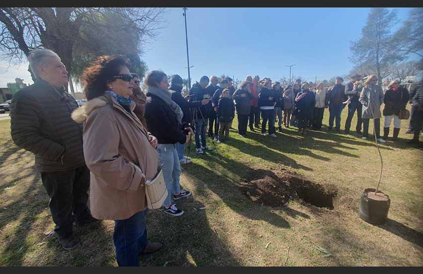 La comunidad vasca de Venado Tuerto plantó un nuevo retoño del Roble de Gernika en el Rincón Vasco de la plaza del Inmigrante 