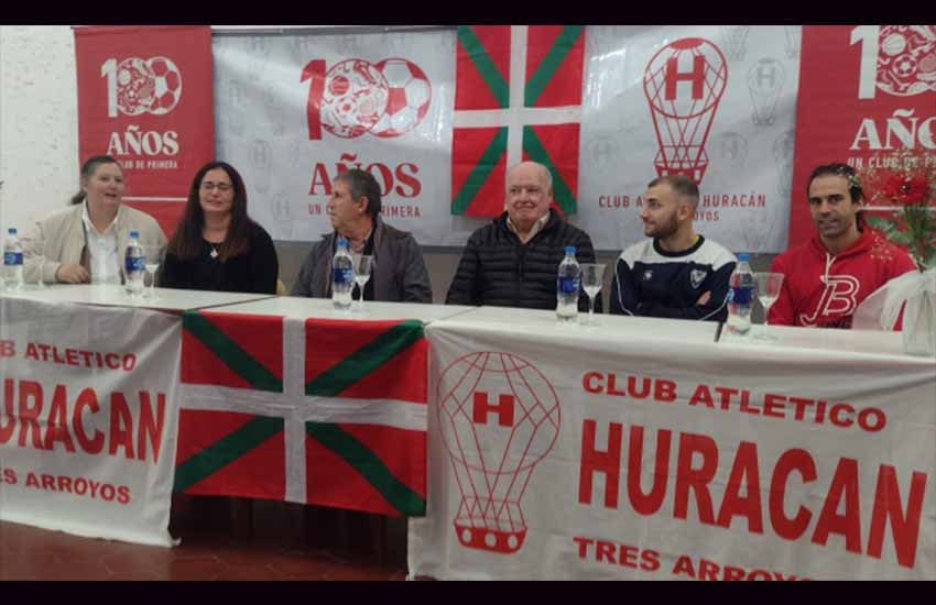 De izquierda a derecha, Miriam Hojbjerg Izurieta (presidenta Hiru Erreka), Natalia Cubiatebehere, (Hiru Erreka), Daniel Mármol (vicepresidente Club Huracán), Raúl Tolosa (secretario Huracán), Francisco Speranza y el subcampeón mundial Joseba Bilbao