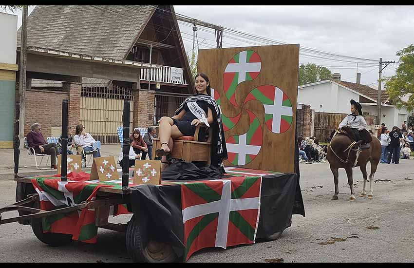 Carroza vasca con la candidata del CV Euskal Odola en el desfile de cierre de la 51 Fiesta Nacional del Ternero de Ayacucho