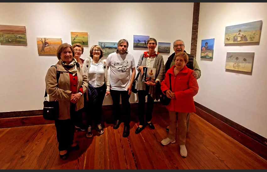 Miembros de la Comisión Directiva de Gure Txokoa, junto a Luis Tapia, director del Museo Municipal de Arte 'López Claro', en la inauguración de la muestra “Pampa” de Graciela Aguerre