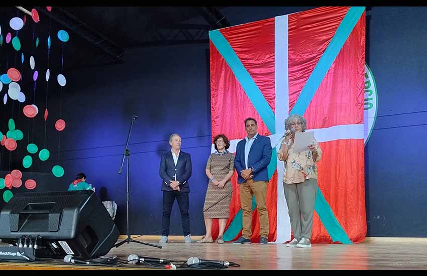 Anuncio de las ganadoras del Concurso de Cuentos en euskera, organizado por Unión Vasca, durante en el Banquete de despedida 