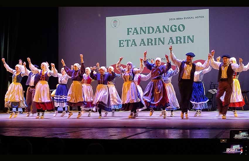 El cierre de la tradicional velada de la Semana Nacional Vasca, a cargo del grupo de Unión Vasca, con la música en vivo del grupo Korrontzi 