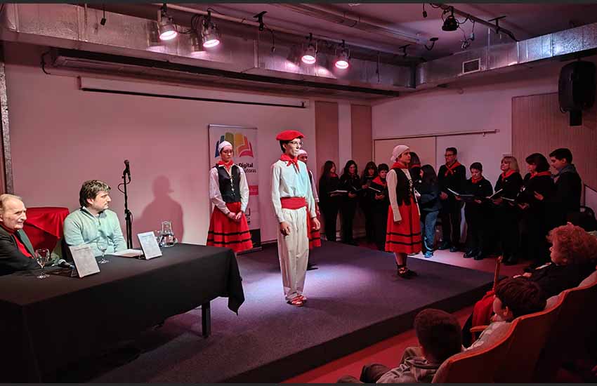 Agurra de los dantzaris cañuelenses, junto al coro de Denak Bat, en la presentación del libro de Etchebehere en la Biblioteca Nacional