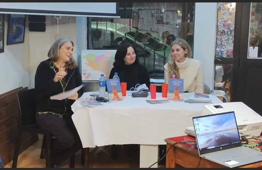En el centro, Andrea Braverman, autora de "Lo que cabe en una valija", flanqueada por Sabrina Otegui a su derecha y Vik Arrieta, de Editorial Quipu, a su izquierda, el viernes 31 de mayo en Euskaltzaleak