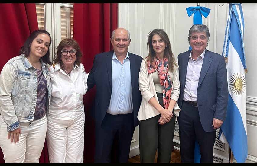 En la sede de la Unidad de Promoción de la Calidad (UPC) de la UBA de izquierda a derecha, Nekane Castillo, Elenita de Zavaleta, Jorge García, Estibaliz Sáez de Cámara y Marcelo Míguez, coordinador de la Unidad para la Calidad del Rectorado de la UBA