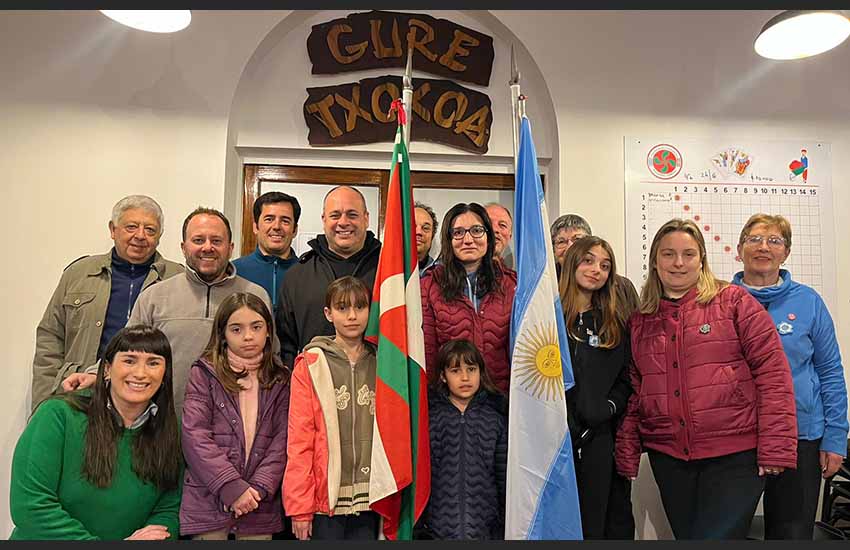 La familia Barnetchegaray Echave inauguró la figura del padrinazgo de banderas de ceremonia de la Euskal Etxea el pasado 20 de junio