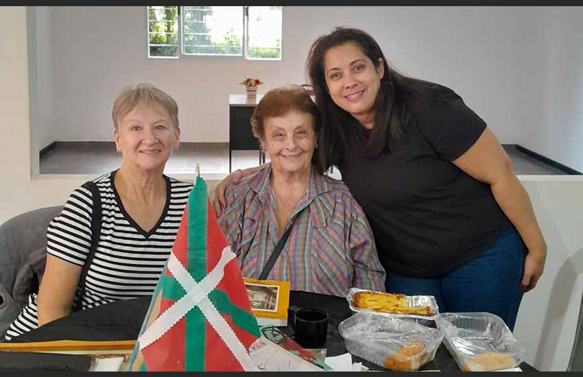 En el centro, Olga Leiciaga, junto a Lucía López, Tesorera de Eusko Etxea, y María Silvia Soloaga, integrante del Centro Vasco Euskal Jatorri de Posadas, en la Feria del Libro en junio pasado 