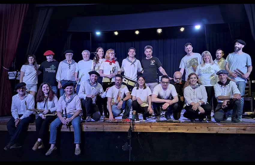 Diasporako Orkestra Argentinarra, el ensamble de las y los músicos de FEVA, en la presentación en el Teatro Alma Encantada de Cosquín