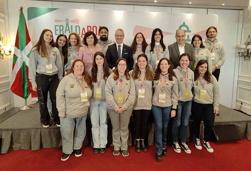 Integrantes de Gaztemundu 2023 junto al lehendakari Urkullu en Donostia en el VIII Congreso Mundial de Colectividades Vascas