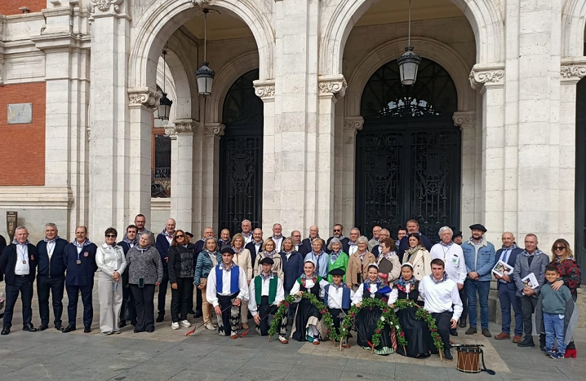 La Euskal Etxea Gure Txoko de Valladolid celebró su Euskal Jaia - Fiesta Vasca con actuación de baile y coros frente al Ayuntamiento