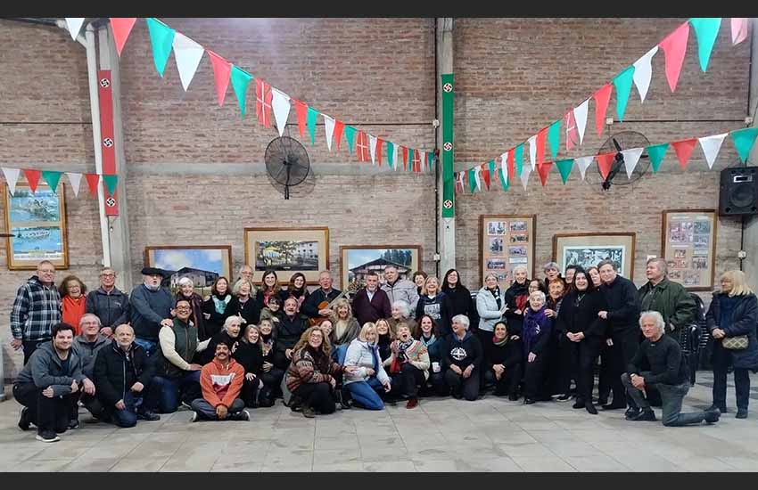 Integrantes de los tres coros del Encuentro 25° Aniversario junto a miembros de Eusko Aterpea de Gral. Rodríguez el 30 de junio pasado