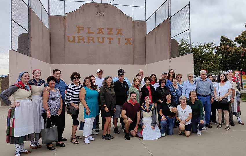 Algunos de los asistentes a los actos en el frontón 'Plaza Urrutia' de Grand Junction, Colorado llegados desde Chino y California