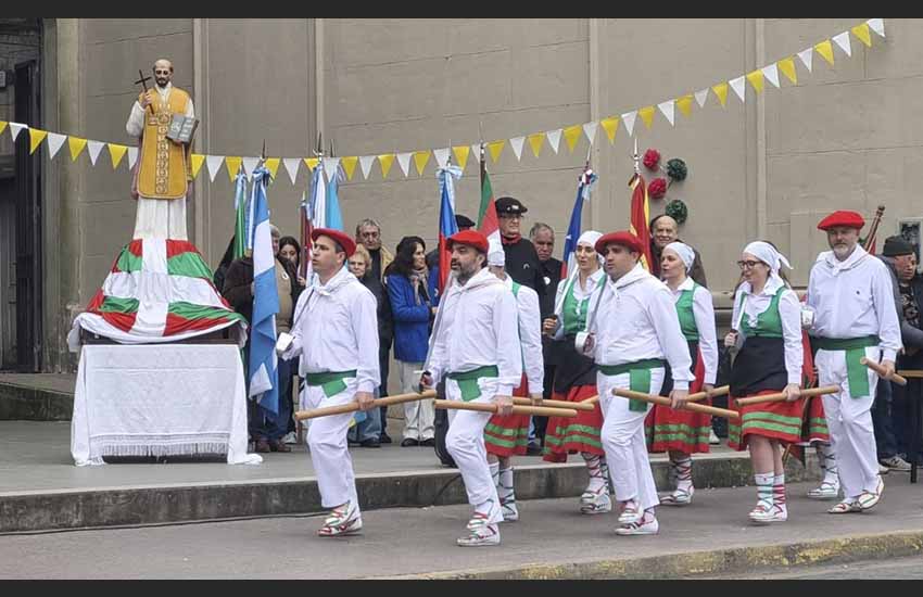 Juninen, Arrecifesko Euskaldunak Denak Bat EEko dantzariek San Ignazio eguneko prozesio eta jaialdian dantzatu eta parte hartu zuten