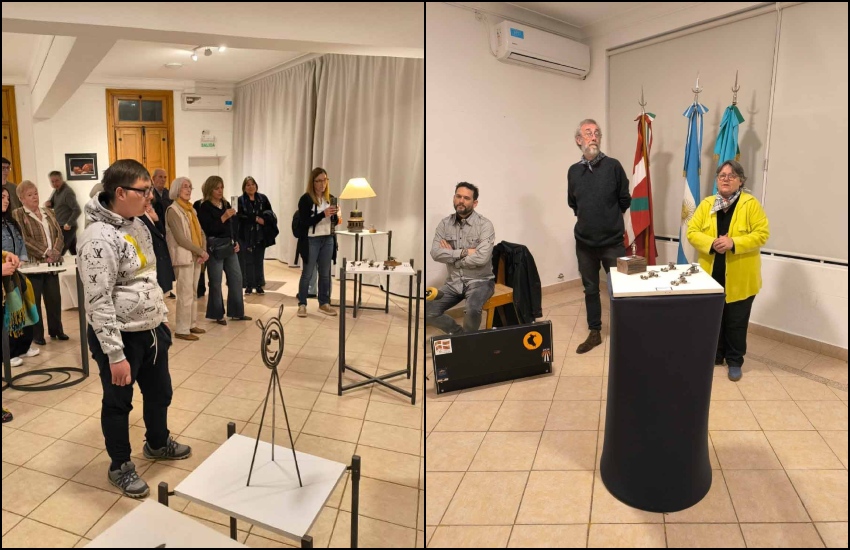 Eduardo Torry y Silvia Azpiazu (Euskal Etxea) de pie inaugurando la muestra de la obra de Enrique Méndez y del grupo de fotografía del Centro Cultural Rayuela en Lagunen Etxea de Laprida