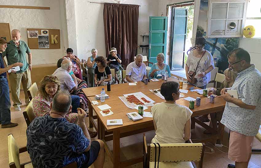 Mallorcan bizi den Carmen Larrinaga idazlearen lanak hizpide bildu ziren joan den larunbatean Artea Euskal Etxeak deiturik