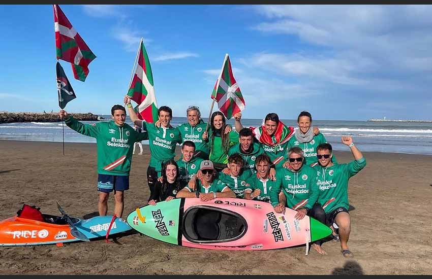 Los y las integrantes de la selección vasca de Kayak Surf, tras consagrarse campeona del mundo en Mar del Plata