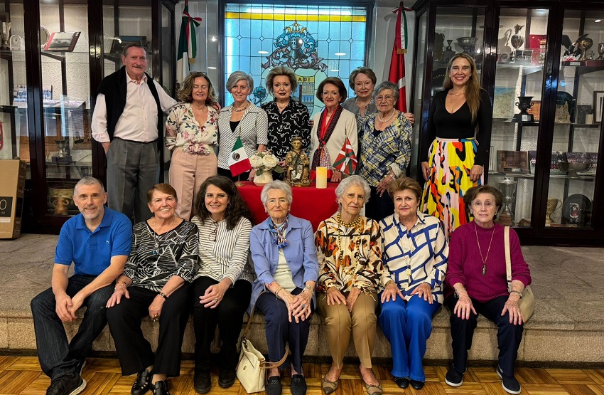 Las ‘emakumes’ de Euskal Etxea de México, junto a Iñigo Bilbao (sentado, abajo) y Josu de Garritz (de pie, arriba). Sobre la mesa la imagen de la Virgen de Arantzazu rodeada de la bandera mexicana y la ikurriña