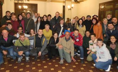 Fermín Muguruza (agachado, de rojo) con socios y amigos del centro montevideano Euskal Erria