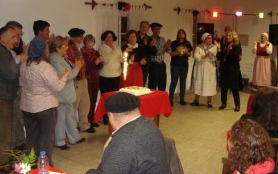 El Centro Itxaropen de Saladillo festejó su 20º aniversario con salud y alegría, rodeado de amigos