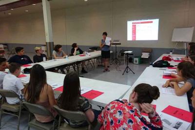 Clase de cultura vasca ayer, con uno de los grupos, en la edición de 2017 del Udaleku de NABO (foto EuskalKultura.com)