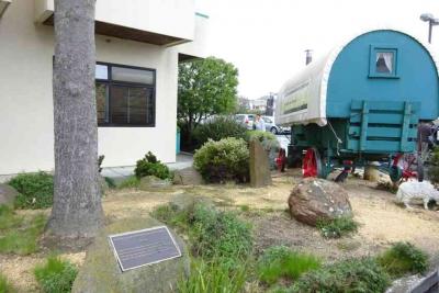 Arbol de Gernika en el exterior del Basque Cultural Center de San Francisco, junto a una placa que recoge un bertso, rodeado de los nombres en piedra de las siete provincias vasca, y un karrokanpo (foto EuskalKultura.com)