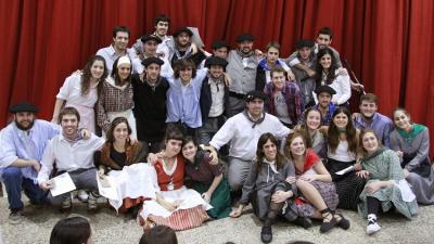 Participantes del Hator Hona 2014 junto a los jóvenes de Necochea (foto EE)