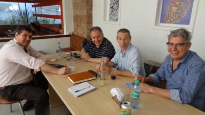 Reunión en una cafetería de Neuquén en la que un reducido grupo de personas decidió iniciar los pasos y llevar a cabo las primeras convocatorias para propiciar la creación de una euskal etxea en Neuquén (foto EuskalKultura.com)