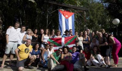 Grupo de participantes en la celebración de Aberri Eguna en La Habana