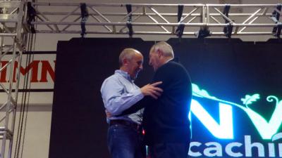 Abrazo de Josu Erkoreka, portavoz del Gobierno Vasco, a Iñaki Unamuno, presidente de Euzko Alkartasuna de Macachín, tras haberle homenajeado con un aurresku en el transcurso de la Semana Nacional Vasca 2015