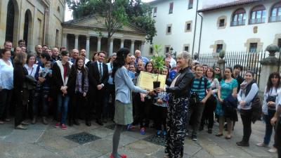 Visita ayer a Gernika. La presidenta de las Juntas Generales de Bizkaia, Ana Otadui obsequia con un retoño del Árbol de Gernika a la representante de la Casa Basca de Sao Paulo (foto Arrate Coscojuela)n