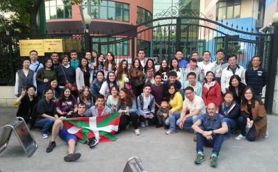 El grupo de estudiantes gasteiztarras durante su visita a la ciudad de Shanghai