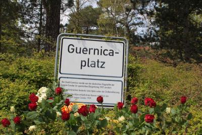 Ofrenda floral en la Guernicaplatz, en recuerdo del bombardeo a la villa vasca en abril de 1937 (foto AA-BEE)