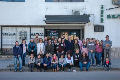 Alumnos y profesores del barnetegi de invierno de Euskara Munduan con integrantes del centro Unión Vasca