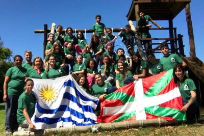 Foto de grupo de los participantes en el Udaleku 2018 de FIVU, en Uruguay