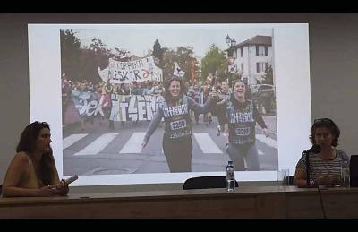 La lectora Sabrina Otegui (UNLP, izda) y Aitzpea Leizaola (derecha) durante la charla el 2 de diciembre en la Universidad de La Plata