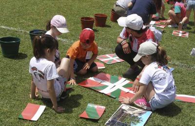 Participantes del 23 Encuentro de Txikis de FEVA juegan armando el puzzle de la ikurriña 