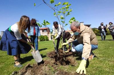 Rocio Basterra, lehendakari del Centro, y Pedro Pesatti, intendente de Viedma, plantando el roble (foto Municipalidad de Viedma)