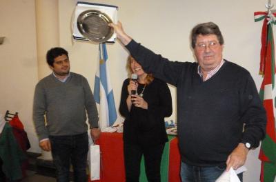 El presidente del Centro, Bernardo Indaburu, recibiendo la distinción