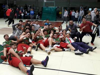 Parte de los integrantes del equipo 'Centro Basko' del Euzko Etxea de Necochea celebrando sus victorias