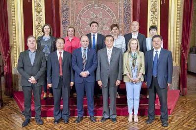 Los representantes de Navarra y Gansu en la foto del encuentro en el Palacio de Navarra