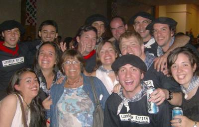 Alicia Aguirre rodeada por los jóvenes de su Euskal Etxea. La foto tiene algunos años pero patentiza esa especial dedicación de Alicia hacia la juventud. Algunos de esos jóvenes recogen la antorcha que ella dejó y que continúa así viva