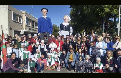 Los y las socias de ´La Vasca´ celebran en las calles el San Ignacio del centenario