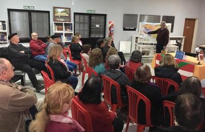 César Arrondo en la Biblioteca Agusto Cicare de la localidad de Polvaredas