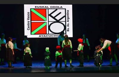 Odol Berria Dantza Taldea de Ayacucho en el festival “Ayacucho Baila edición 2024”, en la Casa de la Cultura municipal