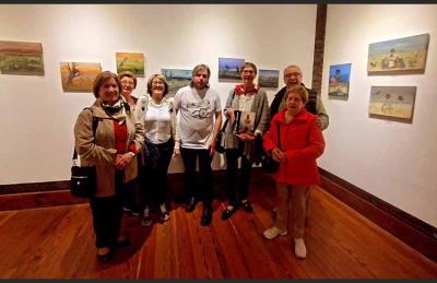 Gure Txokoaren zuzendaritza batzordeko kideak, "López Claro" Udal Arte Museoko zuzendari Luis Tapiarekin batera, Graciela Aguerren "Pampa" erakusketaren inaugurazioan