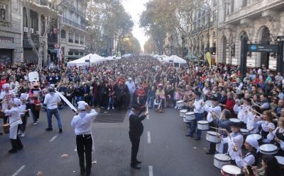 Los sonidos donostiarras de Sarriegi también presentes ayer en la porteña Avenida de Mayo de la mano de tamborreros argentinos (foto EuskalKultura.com)