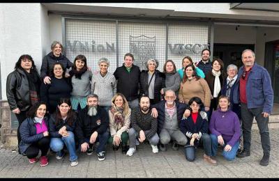  Asistentes al Barnetegi de Bahía Blanca junto al presidente de la anfitriona Unión Vasca Iñaki Ederra e integrantes de FEVA